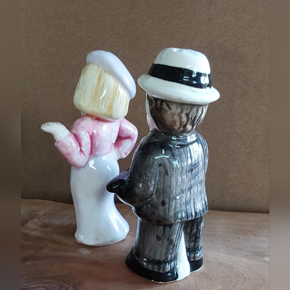 VINTAGE ENESCO BONNIE & CLYDE SALT & PEPPER SHAKERS - Picture 3 of 5